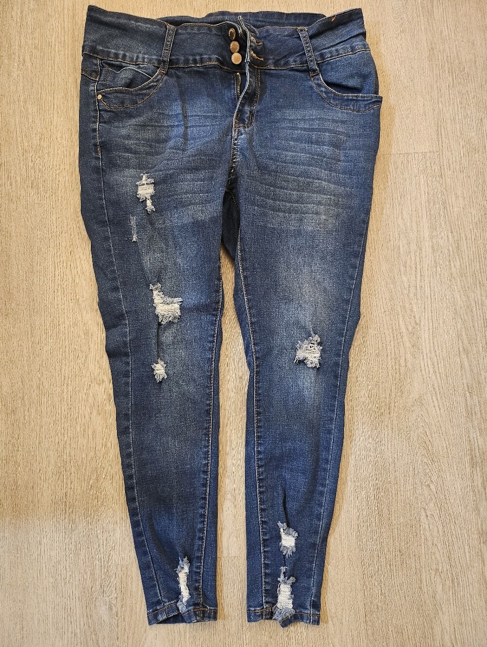 16 -SimplYoung- Distressed Skinny Jeans
